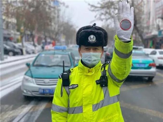 交警站岗执勤黑河市公安交通警察支队北黑高速公路大队交警在高速卡点