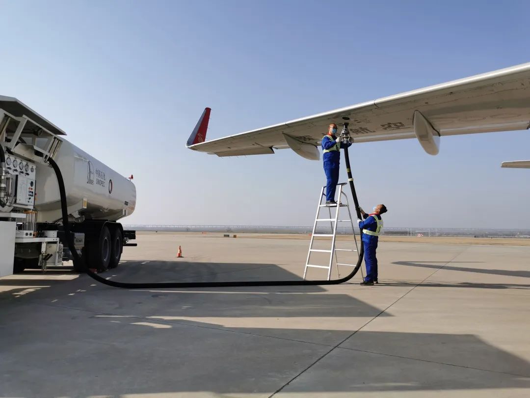 肯定有人不知道,飞机是这样加油的加油员居然和飞机亲密接触你看过