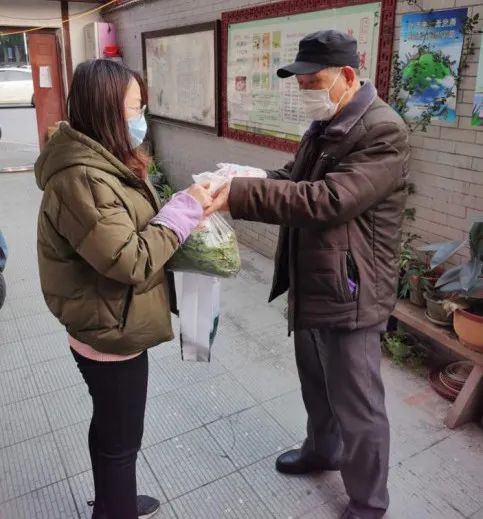 返回工作岗位后,她便立即开始投入到入户排查,防疫宣传,悬挂横幅,消毒