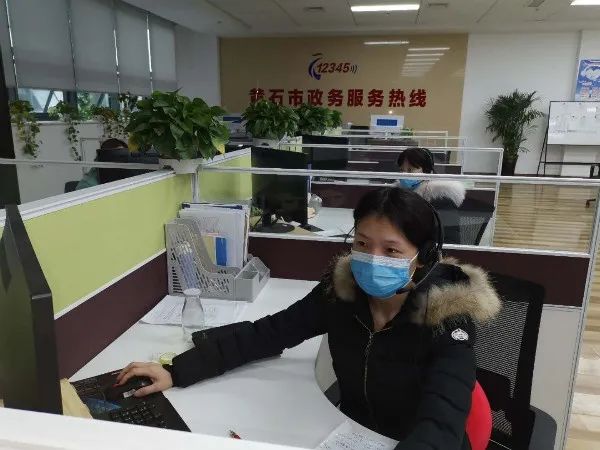 巾帼战疫最美的声音来自12345热线话务中心的故事
