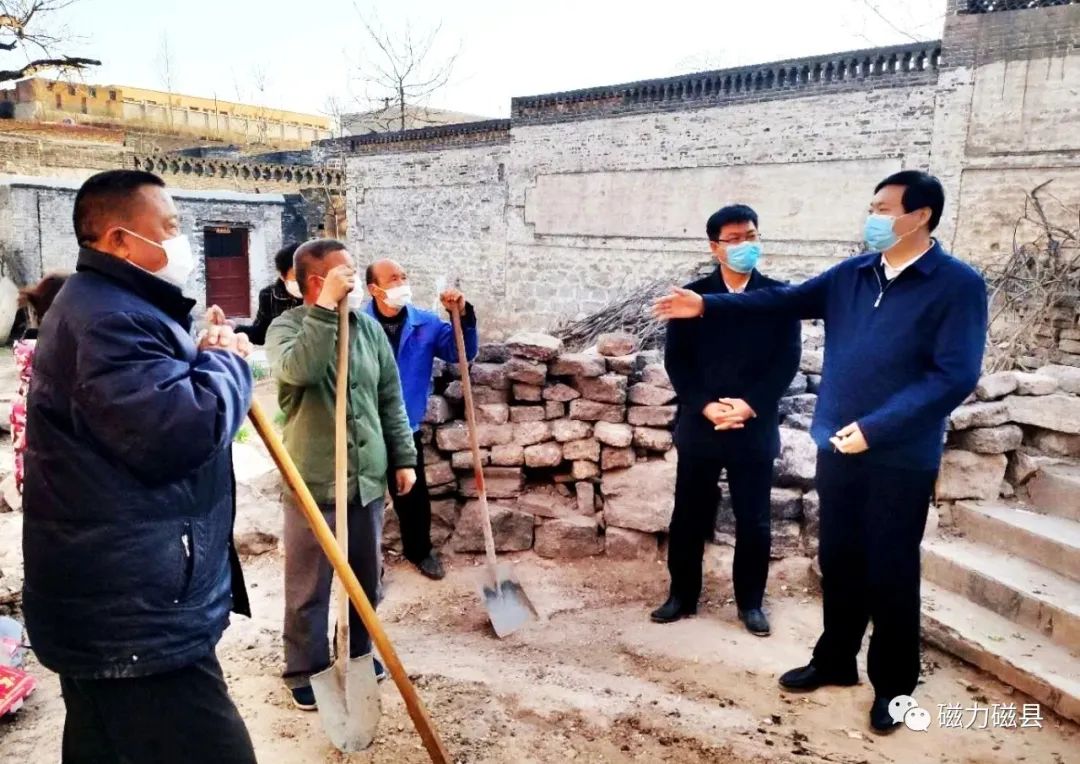 磁县县委书记张才芳在白土镇大水头一街与村民互动交流中指出大家都