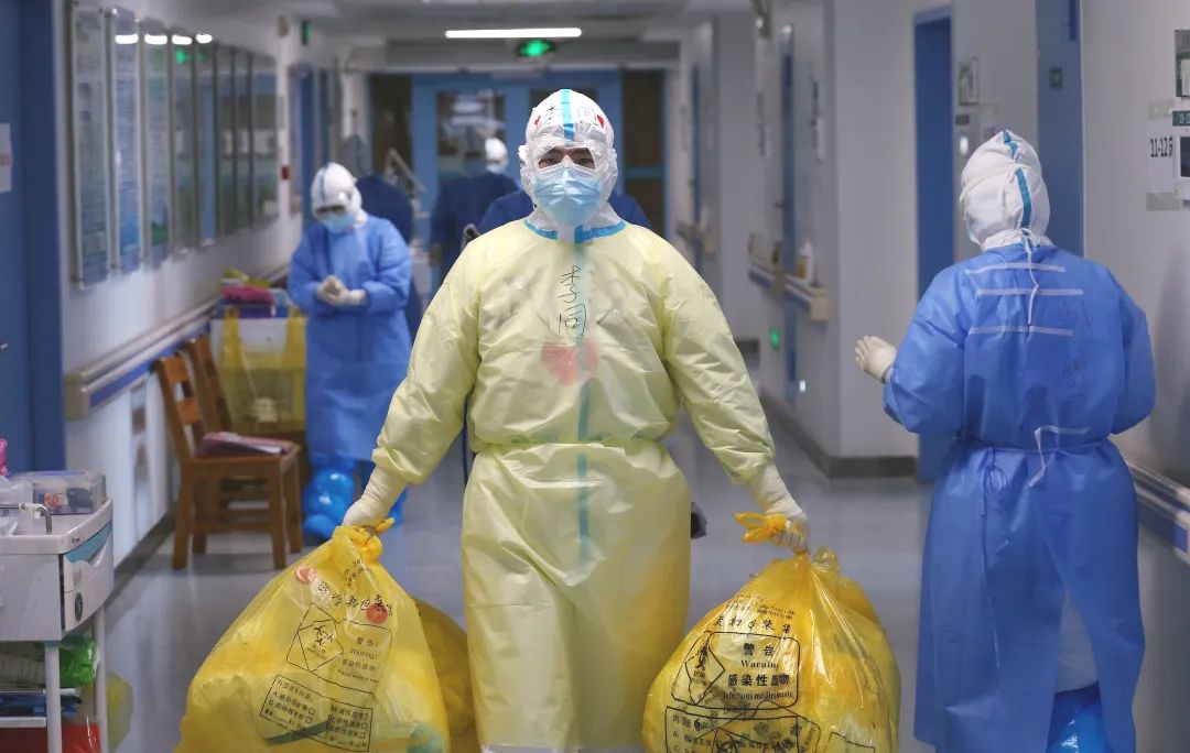 防护服上的涂鸦隔离了病毒不隔离爱