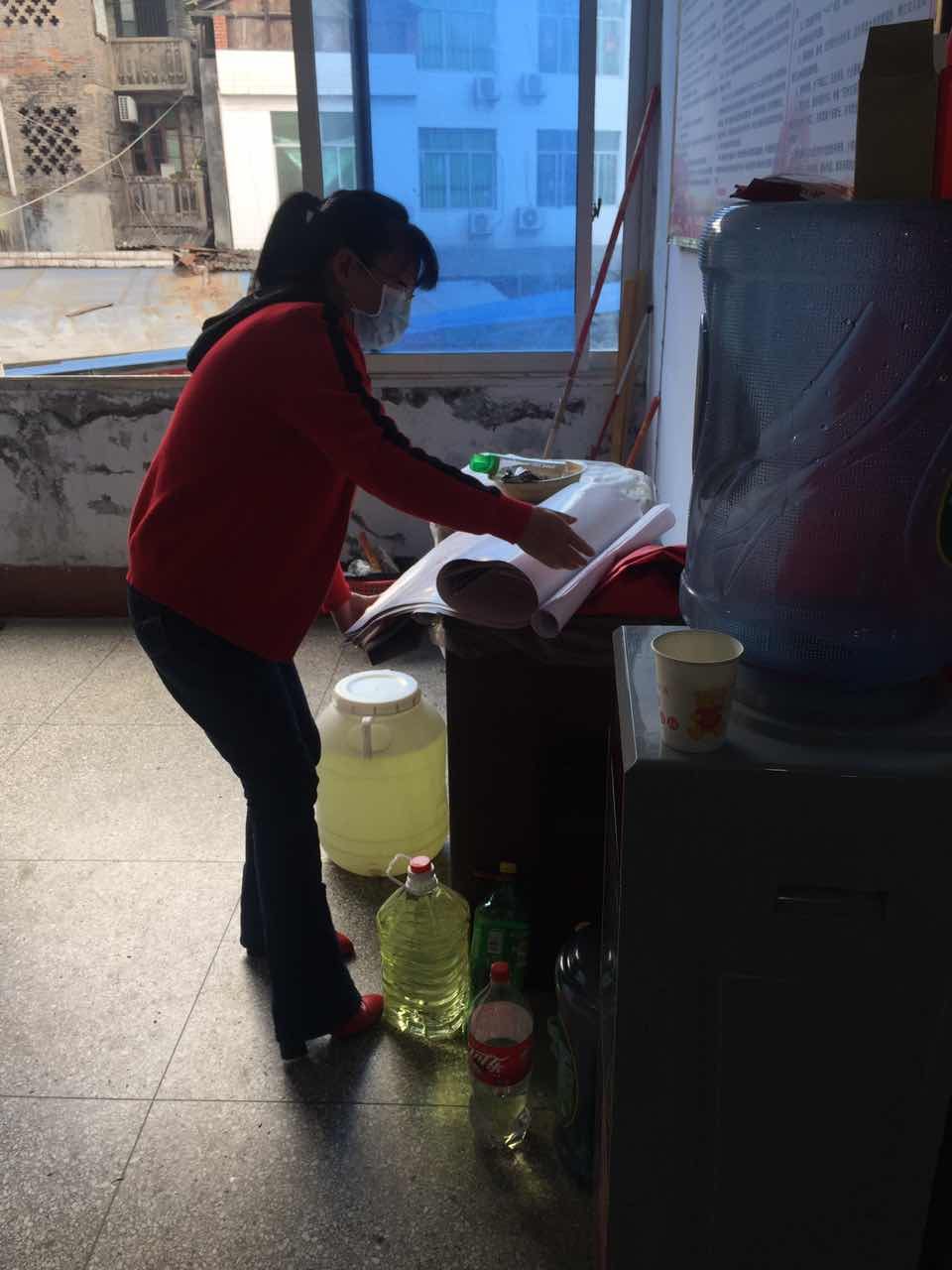 筠连县的妇女同胞们积极投身 周末卫生大扫除 活动 齐心共创 共抗疫情