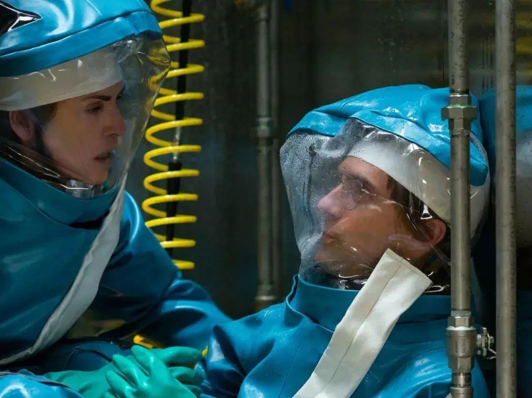 加缪的《鼠疫》重新在多国畅销;《传染病》和《血疫》等电影或剧集,也