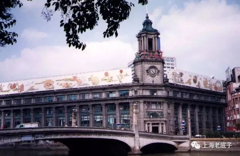 邮电大厦过了四川路桥,21路电车从四川中路右转进入北京东路.