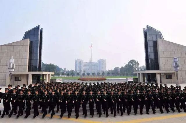 西安炮兵技术学院(1963年1月更名)已建成教学科研队伍初具规模,教材