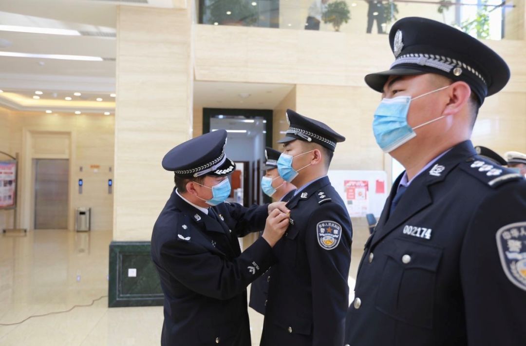 长白山公安局3名疫情防控一线民警光荣宣誓入党