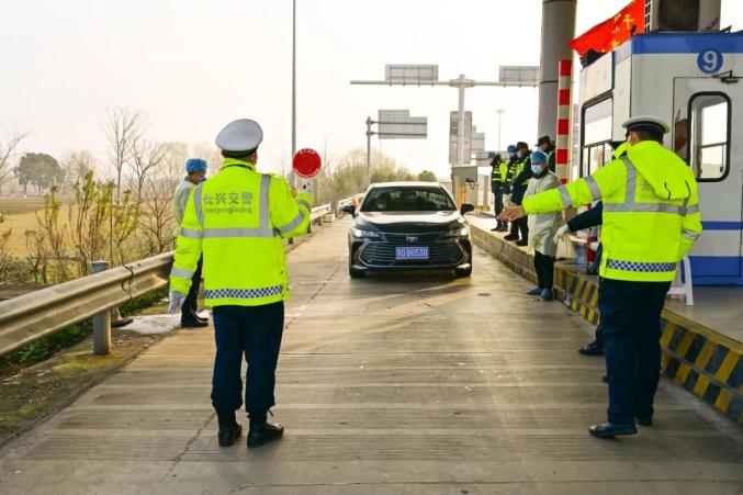 登记,体温检测许要武摄4安吉北高速口交警检查安吉港口村卡点曹震摄