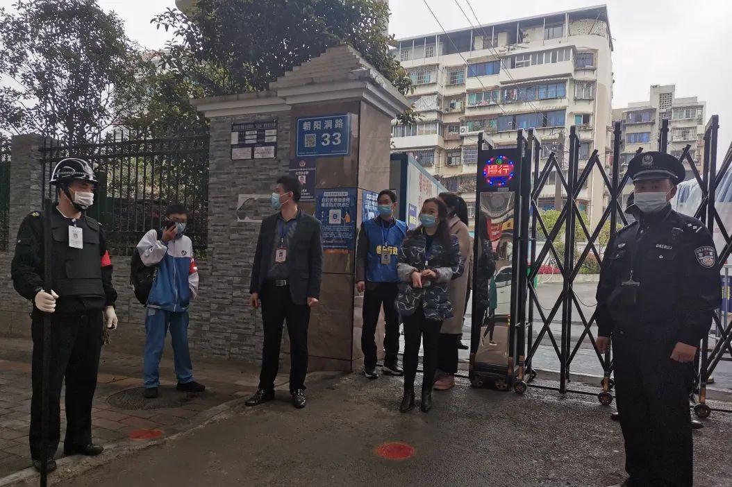 在贵阳市第四十一中沙冲路派出所社区民警与网格警,交警联动协作,守好