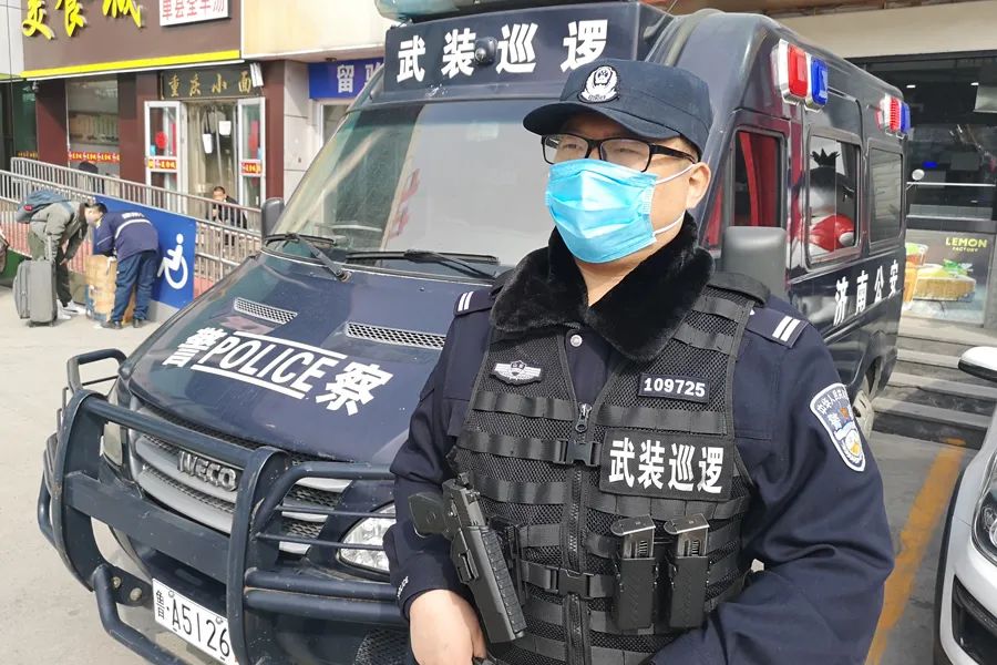 伉俪携手向疫而行