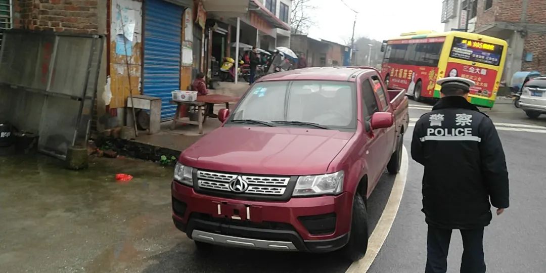 皮卡车只悬挂一块号牌安仁交警带你了解下