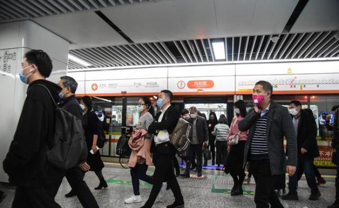 实拍杭州地铁免费第一天，早高峰一座难求，车厢挤满上班族