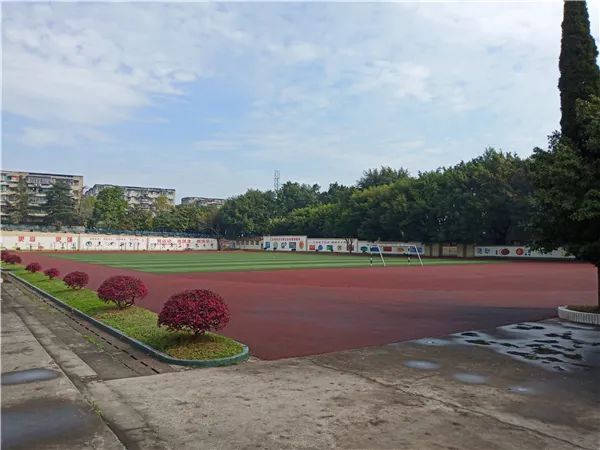 内江市第十二中学娉娉婷婷地来到了我们熟悉的校园迈着轻盈的脚步拂过