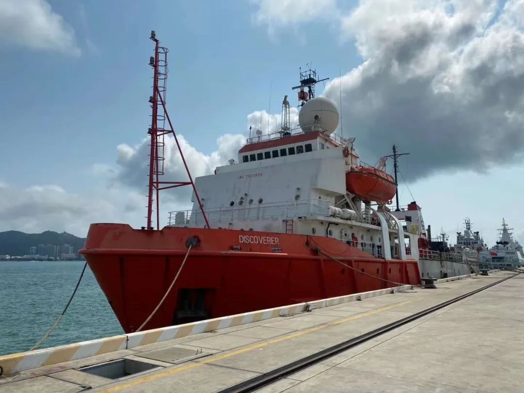 两地领导班子及"发现号"全体船员海洋石油工程公司它叫做"发现号"今天