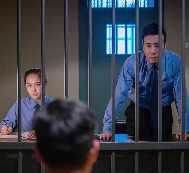 剧中检察官们熬夜加班审查案卷,严格仔细分析证据,反复研讨证明真相