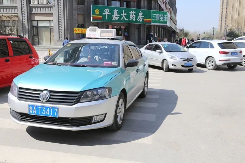 出租车师傅,咱可是老司机了,斑马线不能停车,您是忘了吗?