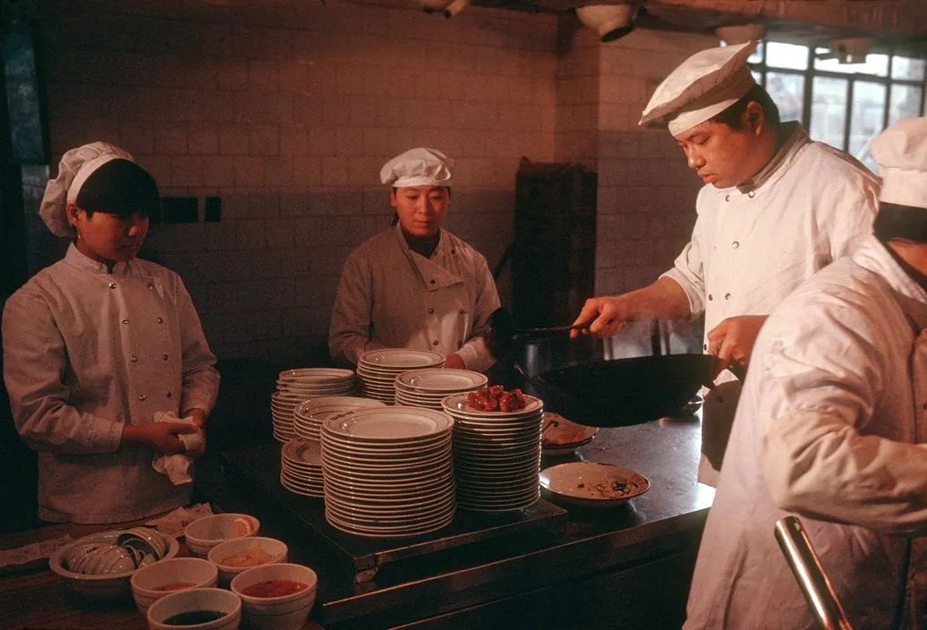 20多年后的回访:玛格南摄影师镜头下,90年代的中国人日常_眼光_澎湃