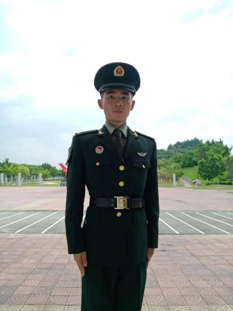 化学化工学院2017级本科生,2017年上海交通大学优秀入伍新兵代表,2019