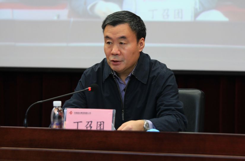 丁召团在主持会议时要求,各企业要坚定信心不动摇,围绕实现年度预算