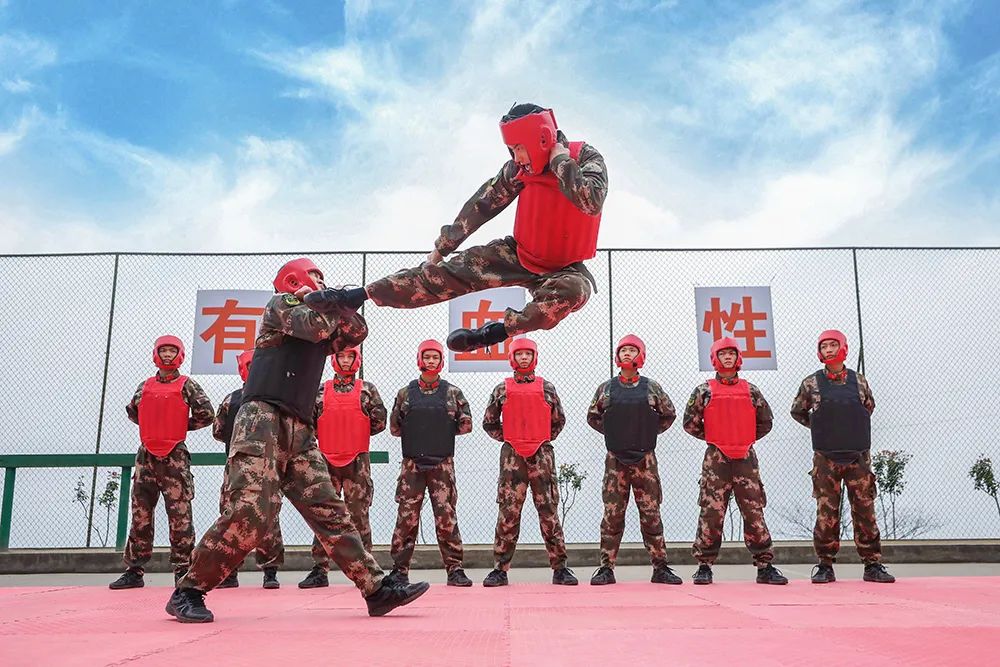 武警官兵进行擒敌格斗训练