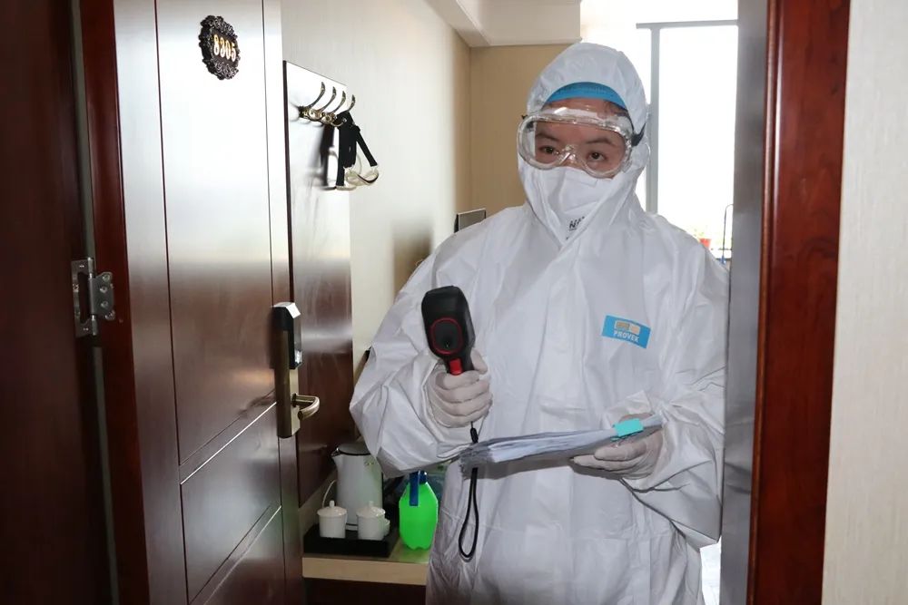 每天上午10点,集中隔离点的医务人员就会准时来到小郑的门口,对她进行