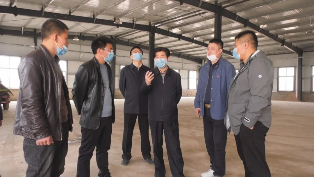扶贫微工厂、养牛场进行了调研。县委常委、办公室主任李志学一同调研。
