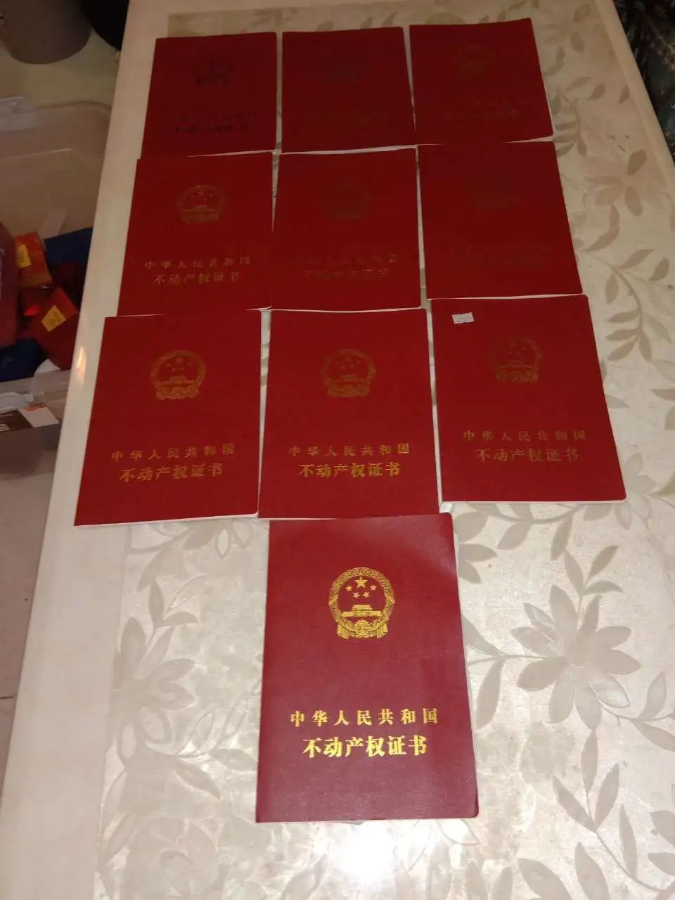 11本房产证,lv,gucci大摆摊,民警用点钞机数现金…湖州警方的发布会