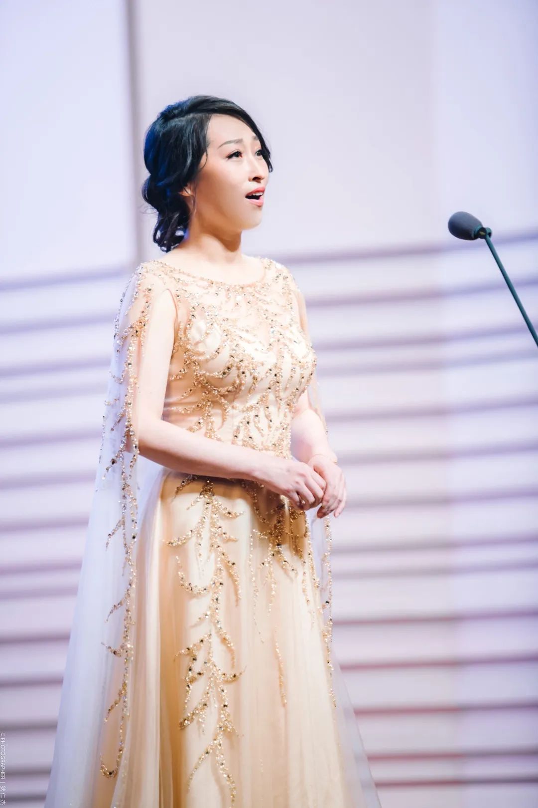 哑铃,小球……这位老师上的是门音乐课?