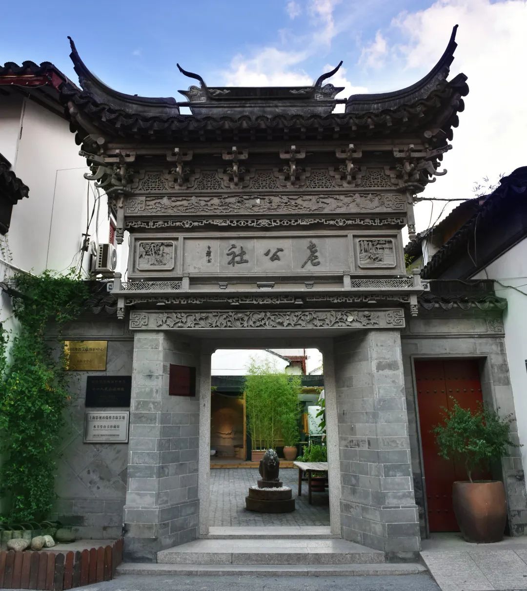 上海水月堂文化传播有限公司执行董事,水月堂唐卡珍藏馆馆长肖君海