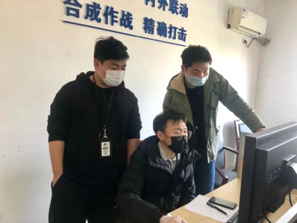 民警们正在对案件进行分析研判民警过分析研判和对银行流水账户核对，发