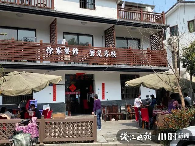 茅家埠青芝坞13家农家乐恢复堂食道路两侧车都停满了