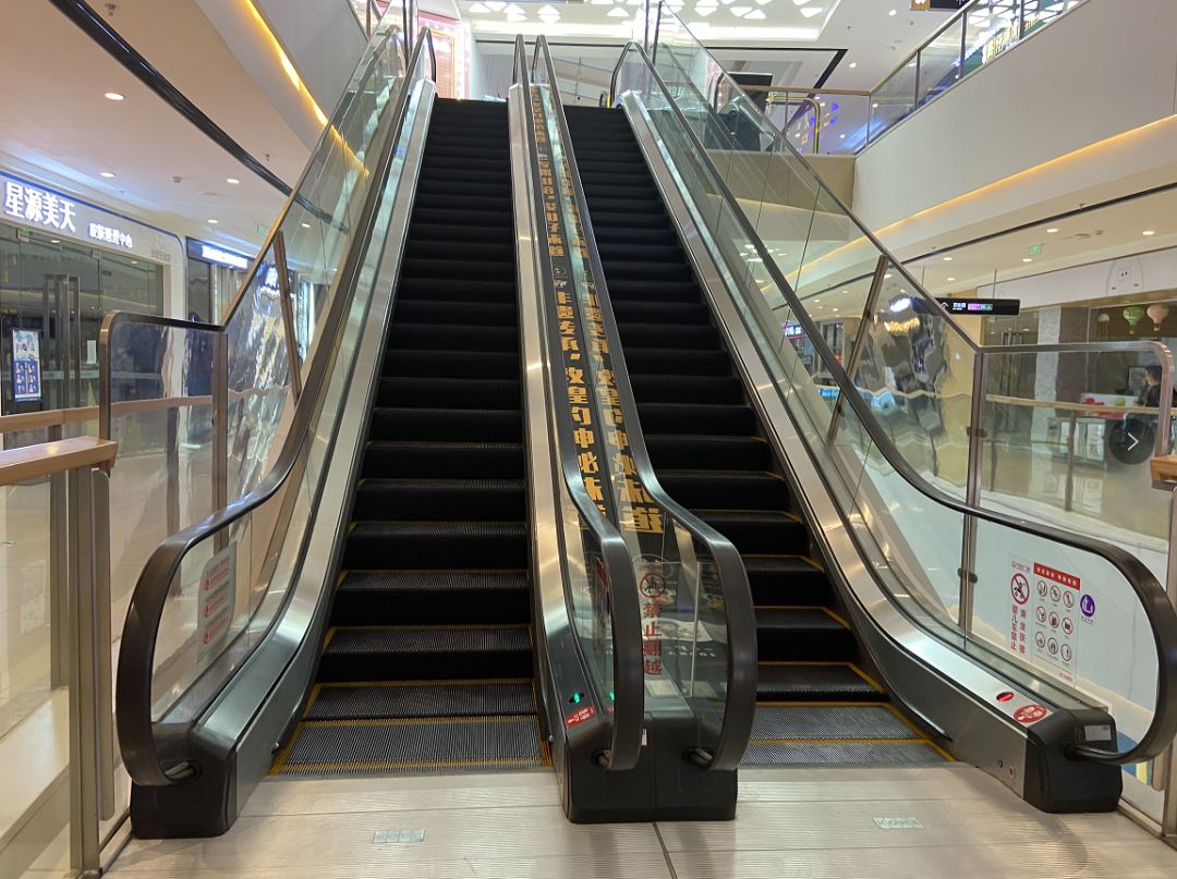 上班的人群开始穿梭在街头,这一片周围公司也比较多,如今广场上停满了