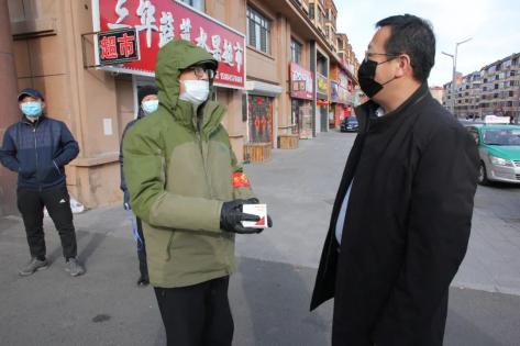 程显波先后慰问了在加格达奇区东安苑卡口,曙光社区恒友居委会,和谐