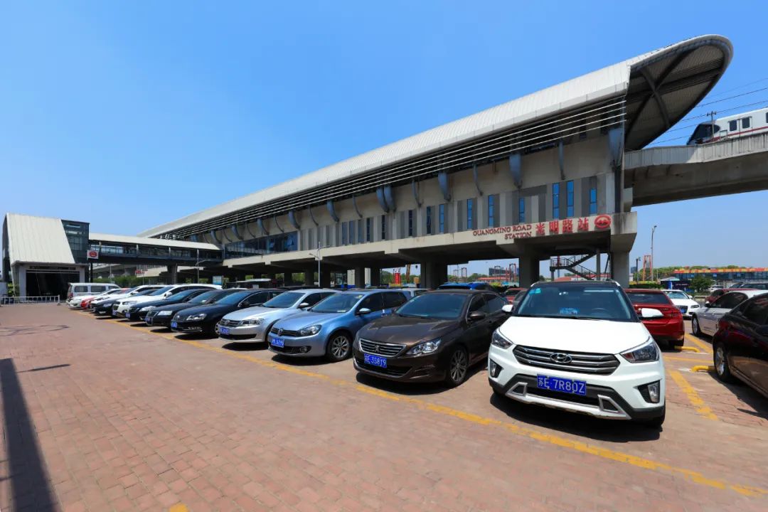 轨交11号线光明路站