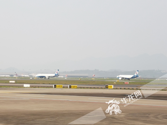欢迎英雄回渝重庆赴孝感支援队首批撤离队员抵达江北机场