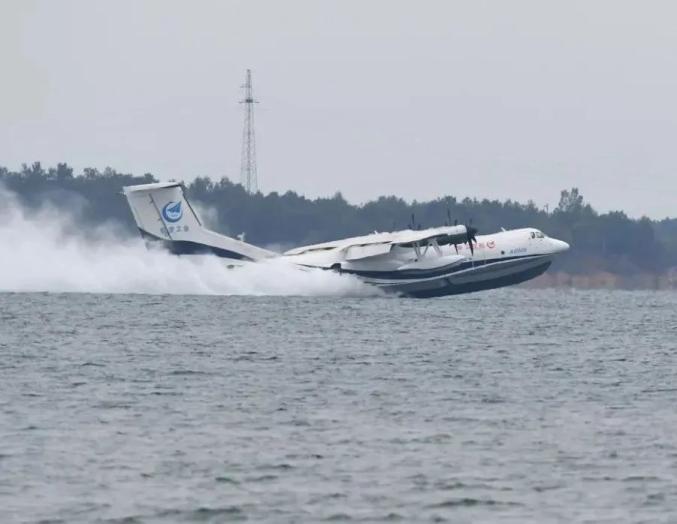 新中国第一家水上飞机水轰5在荆门诞生,如今ag600鲲龙大型水陆两栖