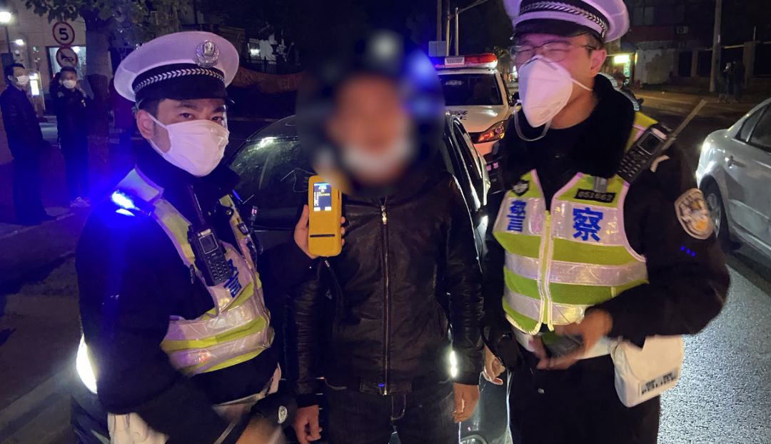 【战疫实录】民警追击醉驾逃逸男子,外卖小哥挺身相助