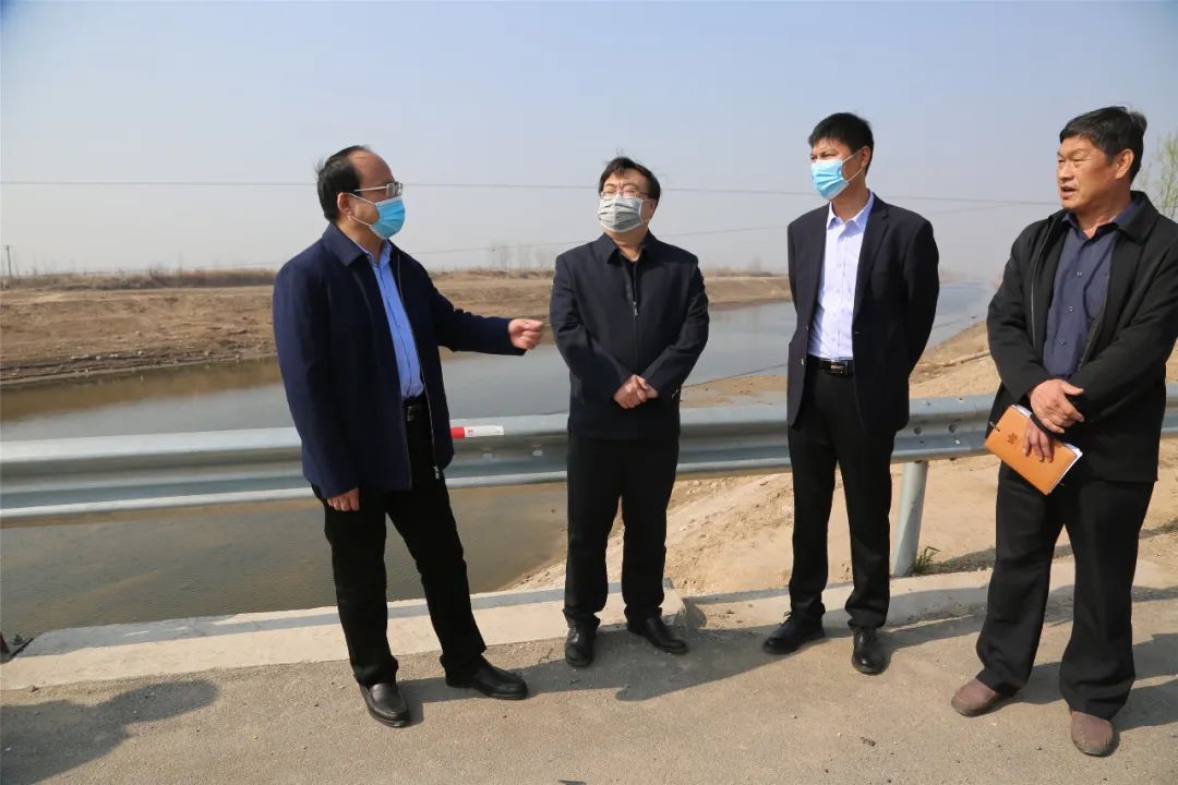 张立庄在开展河长制巡河工作时强调:加强水环境治理坚决打赢水污染