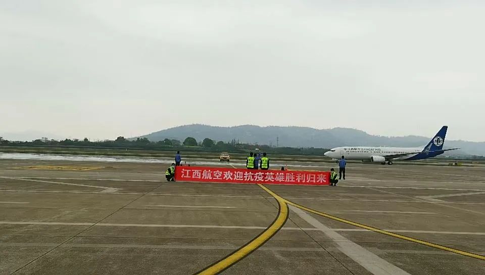 昌北机场缓缓降落两架载有369名江西援随队员的飞机3月23日16时20分