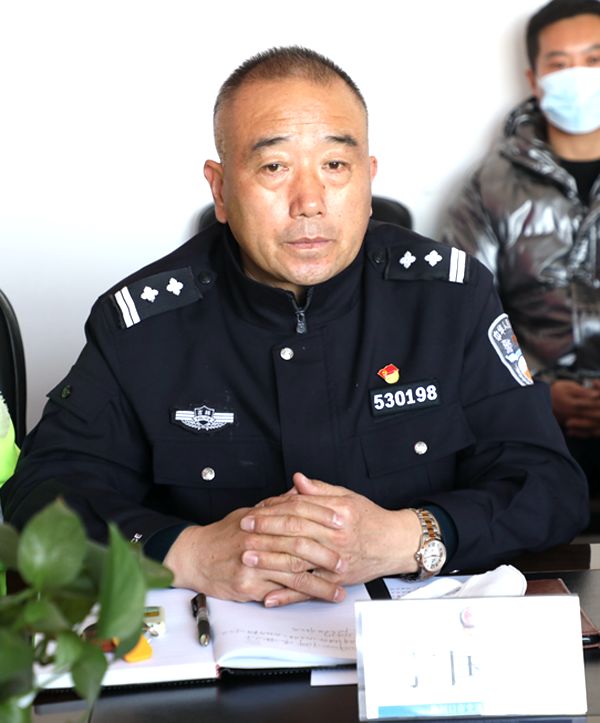 会上,卢晓东中队长对骑手的交通违法行为进行了通报.