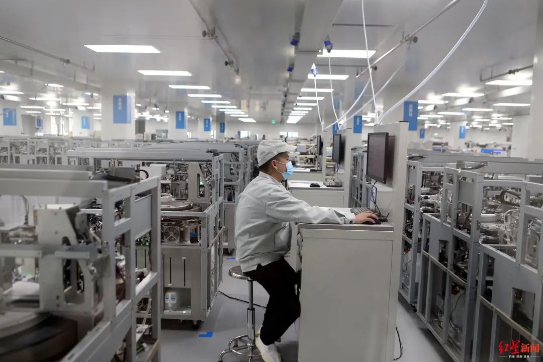 成都企业迈克生物股份有限公司的研发团队在开发全自动化学发光免疫