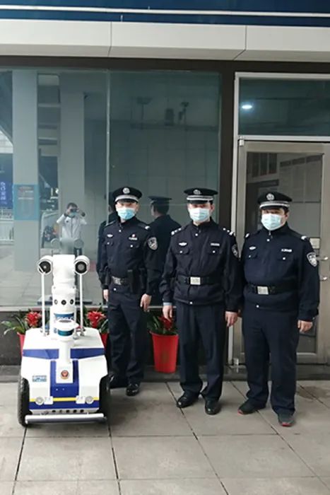 长沙火车南站出现一名不戴口罩的警察