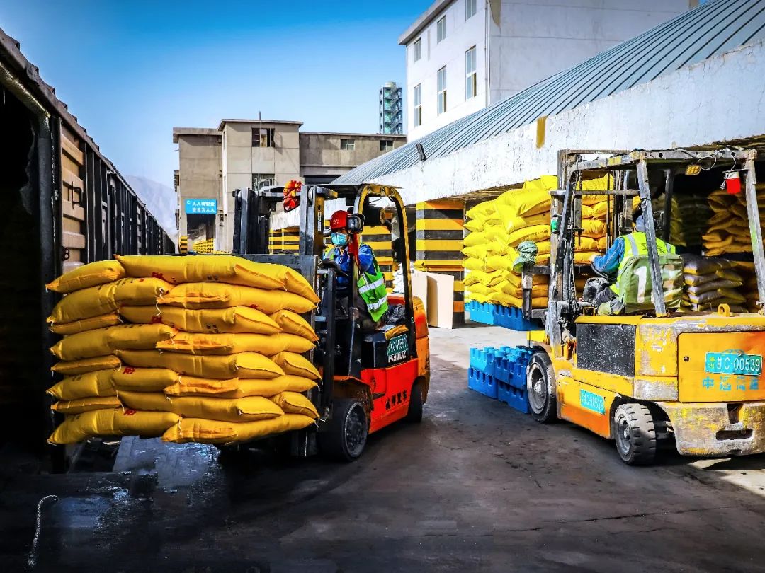 兰州铁路局金昌车站全力做好春耕化肥运输工作