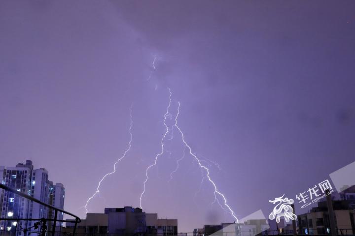 沙坪坝区大学城风雨如注,电闪雷鸣.华龙网-新重庆客户端记者 谢鹏 摄