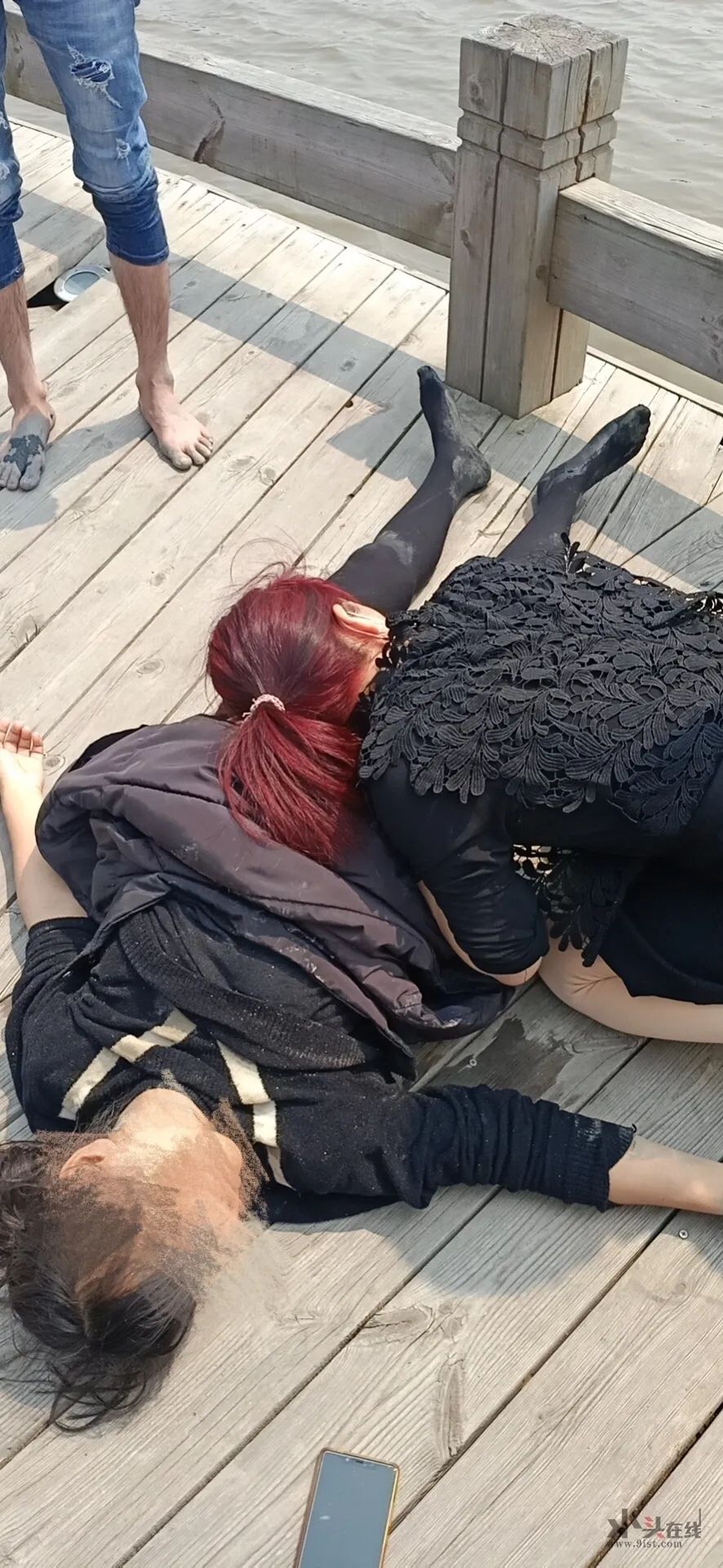 关键时刻,一位女医生正好路过,对