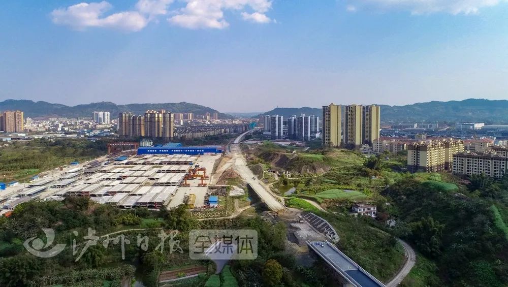 2020年建成建成后能容纳3000人左右的客流量配套建设汽车客运站及轻轨