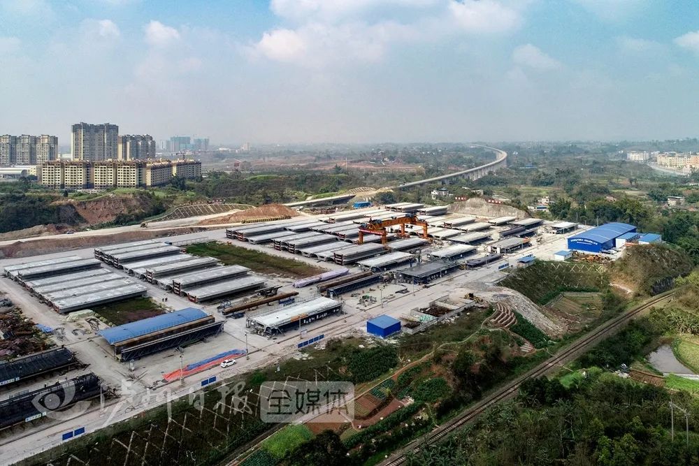 2020年建成建成后能容纳3000人左右的客流量配套建设汽车客运站及轻轨