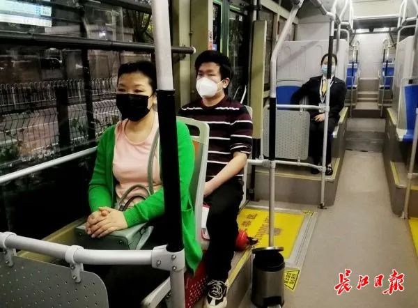 出行 117条公交恢复上路首日运营平稳 ，倡导65岁以上老人和非必需出行人群暂不公交出行 澎湃号·政务 澎湃新闻 The Paper