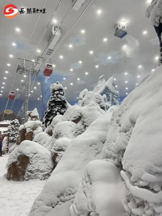 整个室内面积大约3万平方米,空间高度38米,两个阿尔卑斯山小镇,滑雪场