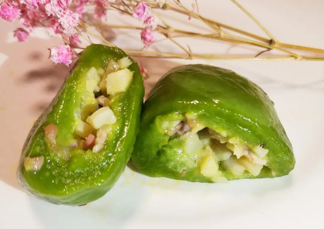 趁热吃还会爆汁哦猪肉紧实竹笋鲜美腌笃鲜青团带着丝丝甜味软糯不腻油